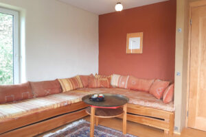 Wohnzimmer mit eingebautem Sofa + Lehmputz