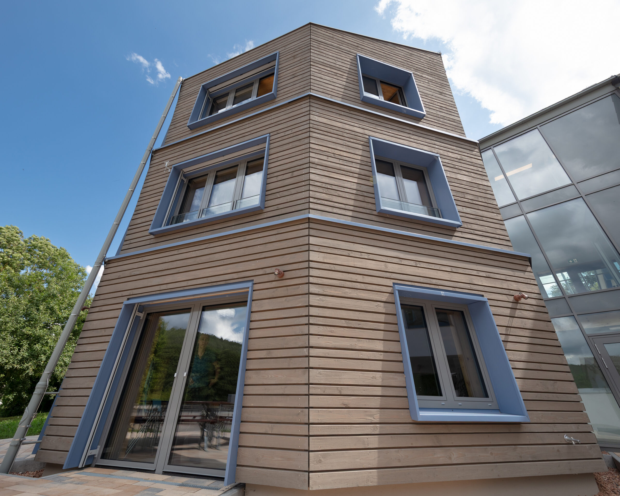 Holzfassade im Zehneck