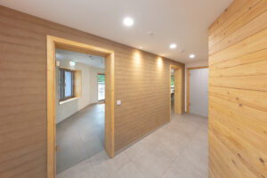 Natürliche + nachwachsende Wandoberflächen: Stampflehmwand,- Lehmputz- Holzverschalung