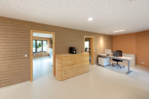 Büroräume im EG mit Stampflehmwand + Lehmbauplatten