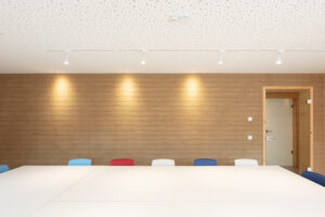 Sozialraum mit Stampflehmwand KG