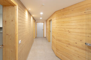 Zugang Umkleidebereich regionales Holz