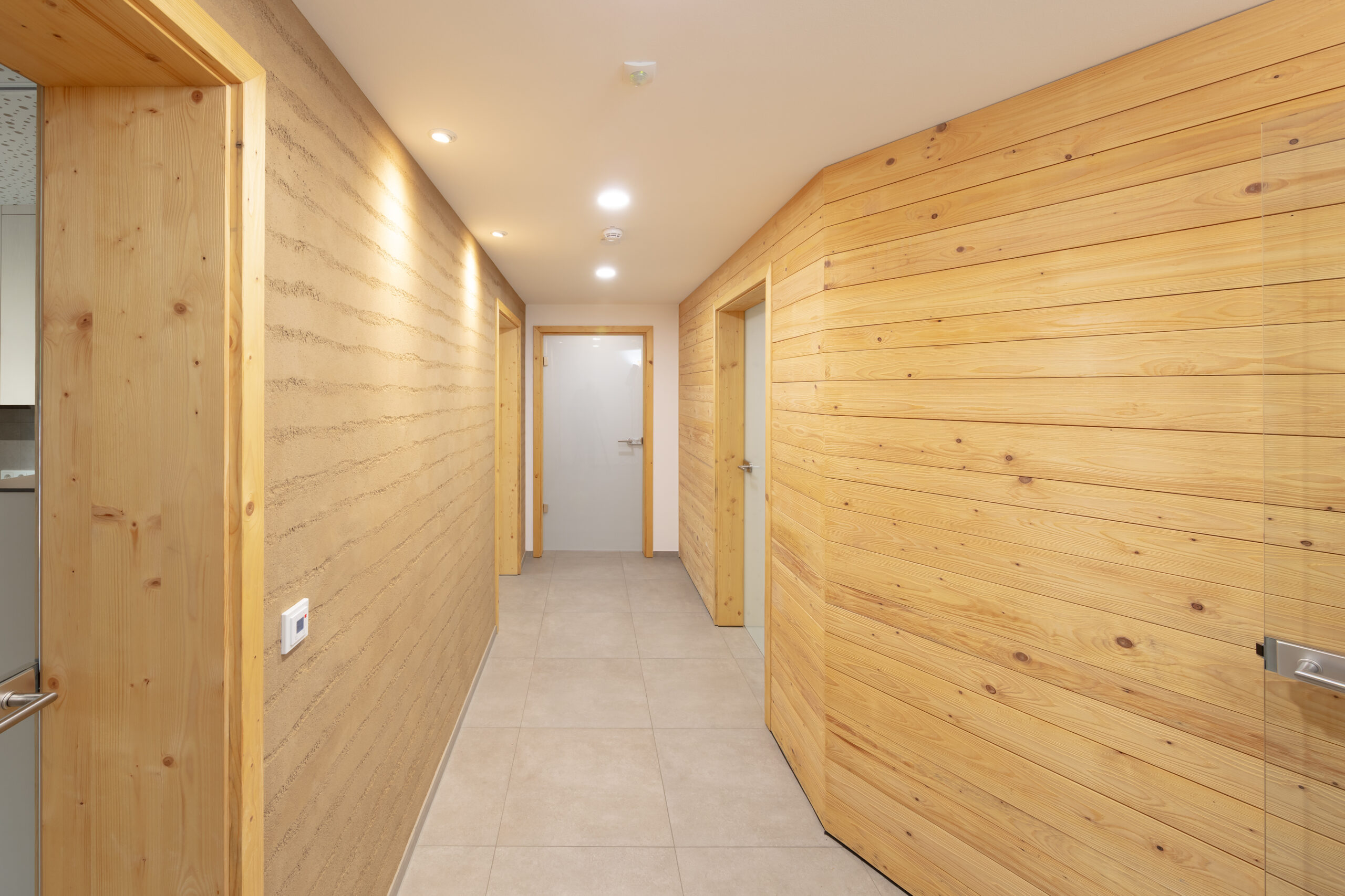Zugang Umkleidebereich regionales Holz
