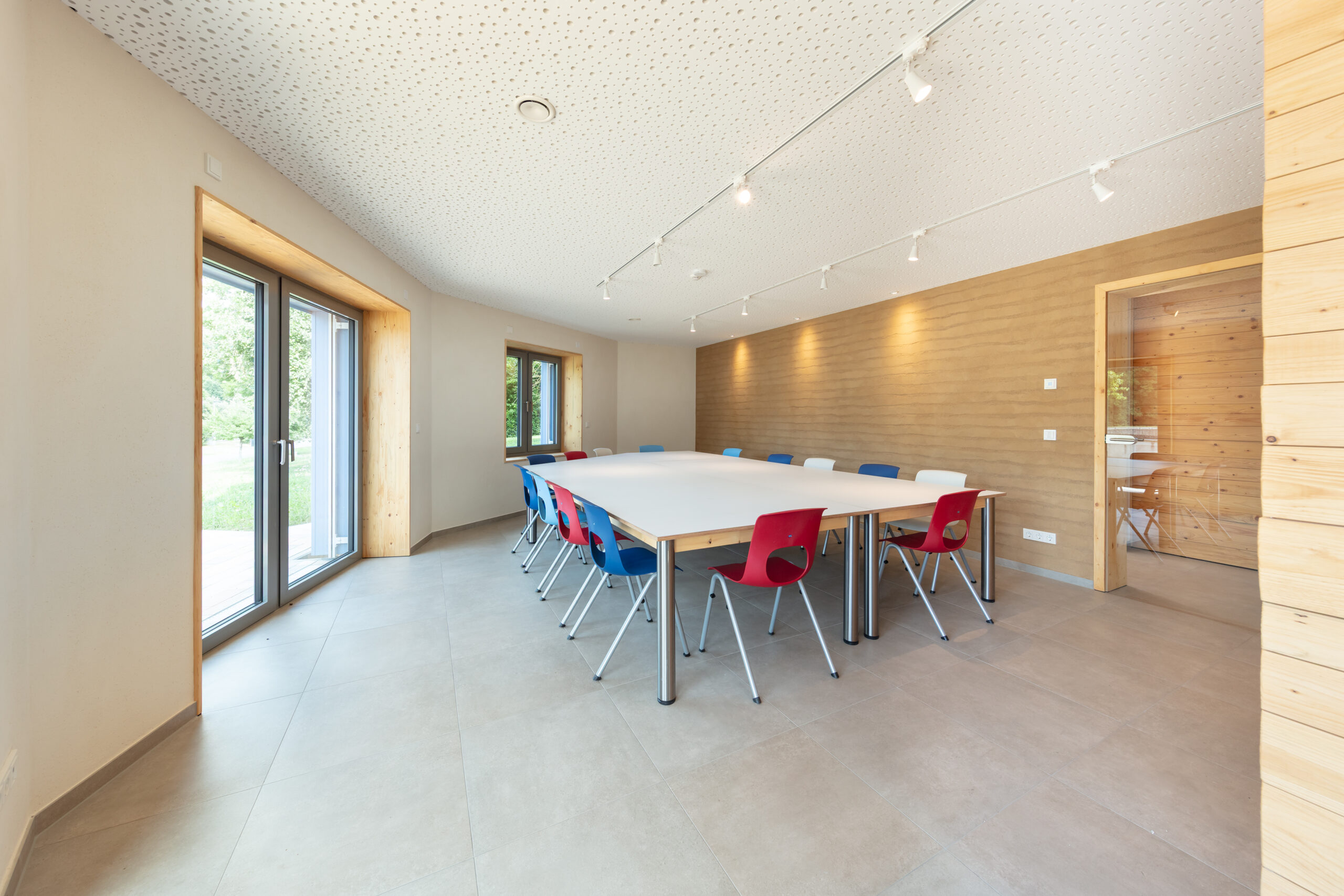 Sozialraum mit Stampflehmwand KG